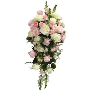 Kistdekoration med vita och rosa rosor