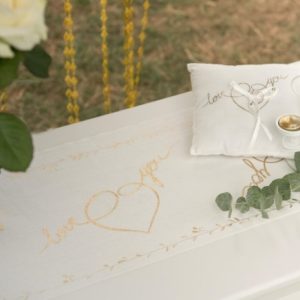 Duk / Löpare Love – guld- 28 x 300 cm